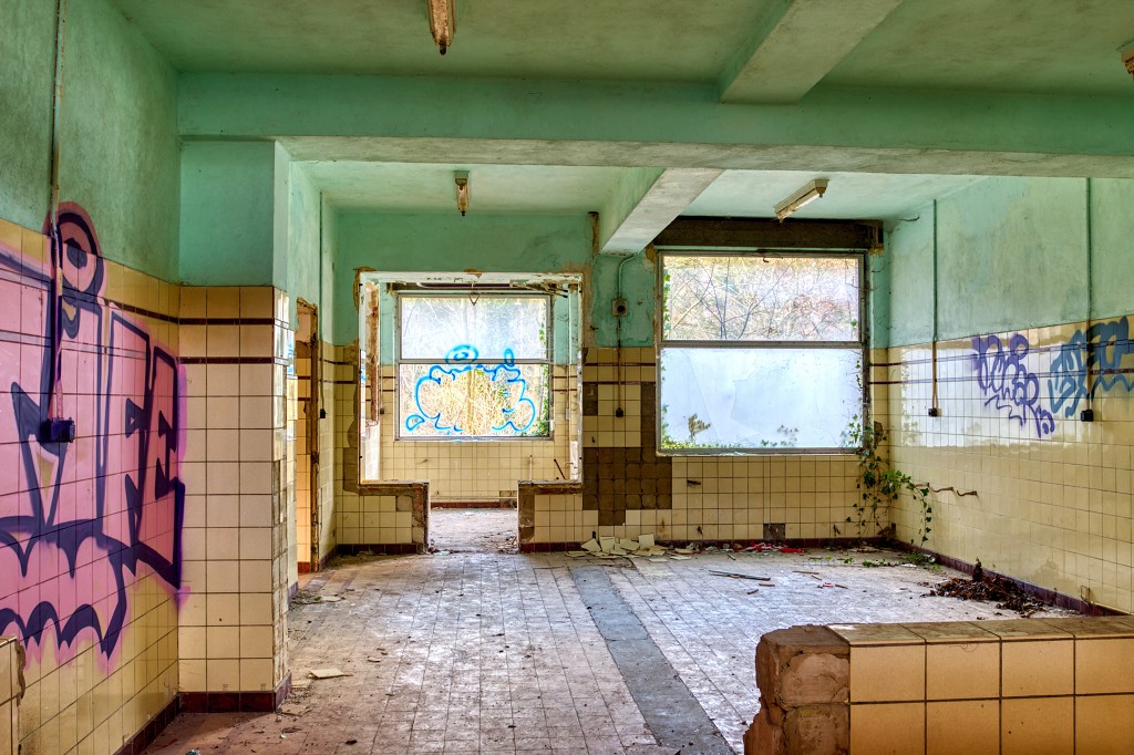HDR urbex brandweerauto brandweerwagen fire truck camion de pompiers graffiti Sanatorium Dolhain basil decay verlaten kunst art